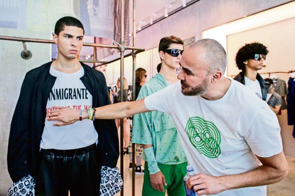 El diseñador mexicano Ricardo Seco (der.) llevó a la pasarela su protesta contra la política migratoria de Trump. Se inspiró en las Olimpiadas de 1968 en México para su nueva colección primavera-verano, que presentó ayer NY (KENA BETANCUR. EFE)
