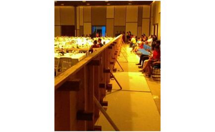 Con muro, separan a estudiantes que no pagaron fiesta de graduación en Cozumel