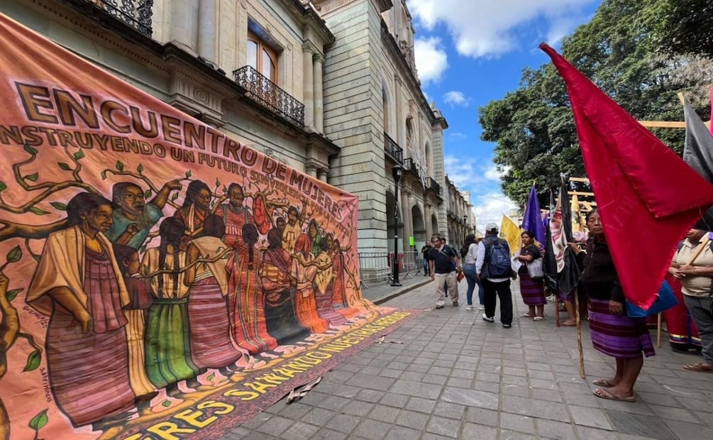 Mujeres del CIPO toman palacio de gobierno de Oaxaca; exigen justicia y atención social. Foto: Especial