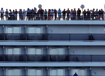 Crucero rechazado en 5 países por temor a coronavirus desembarca finalmente en Camboya