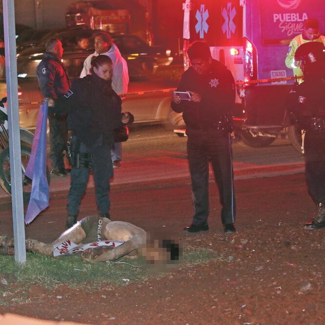 Policías llegaron al lugar donde el cuerpo del joven de unos 20 años quedó tendido en el piso, tras los golpes que recibió de la muchedumbre. (CUARTOSCURO)