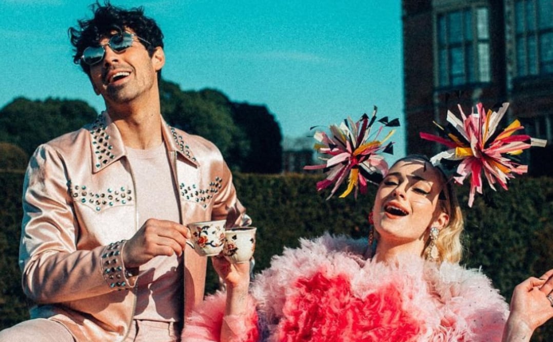 La pareja no esperó más y se casó en las Vegas por un imitador de Elvis. Foto: Instagram