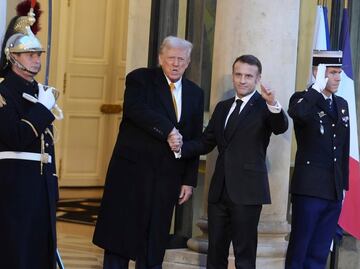 Efusivo saludo de Donald Trump a Emmanuel Macron en reapertura de Notre Dame; “el mundo se está volviendo loco”, dicen