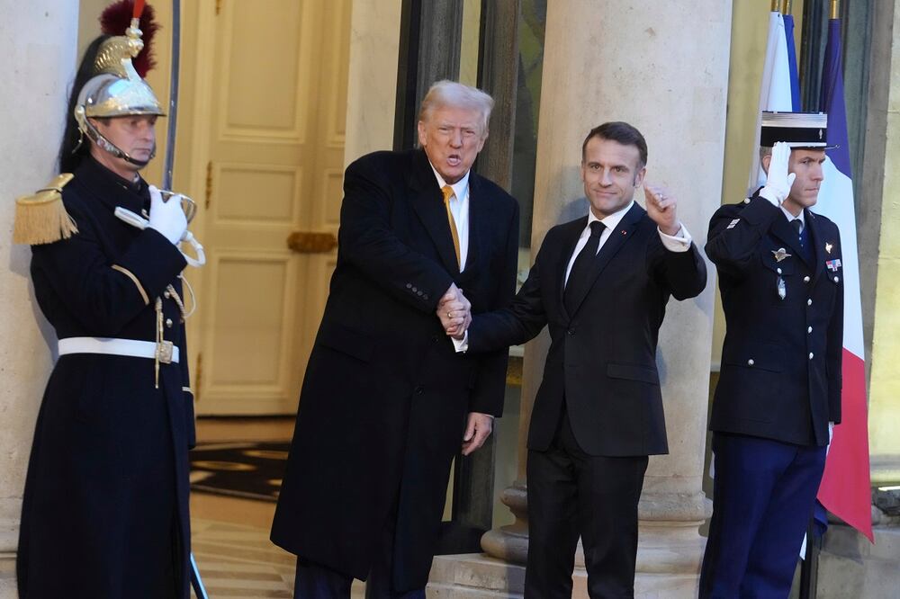 El presidente francés, Emmanuel Macron, a la derecha, da la bienvenida al próximo mandatario estadounidense Donald Trump cuando llega al Palacio del Elíseo, el sábado 7 de diciembre de 2024 en París. Foto: AP