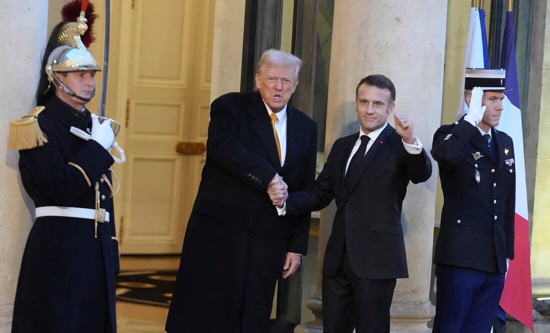 El presidente francés, Emmanuel Macron, a la derecha, da la bienvenida al próximo mandatario estadounidense Donald Trump cuando llega al Palacio del Elíseo, el sábado 7 de diciembre de 2024 en París. Foto: AP