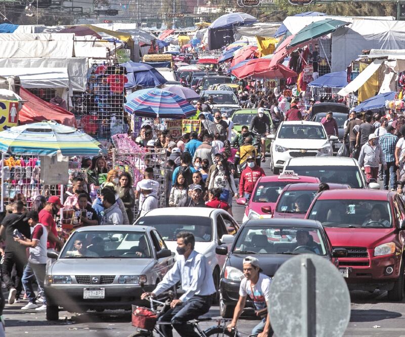 En un recorrido por el Eje 1 Norte se observaron concentraciones por los puestos en la vía pública. GERMÁN ESPINOSA. EL UNIVERSAL