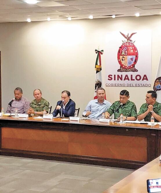 Alfonso Durazo Montaño (de negro) comentó que se decidió suspender el operativo de captura de Ovidio Guzmán, al verse rodeados por un grupo mayor de presuntos sicarios, que se calculó en más de 200. XINHUA