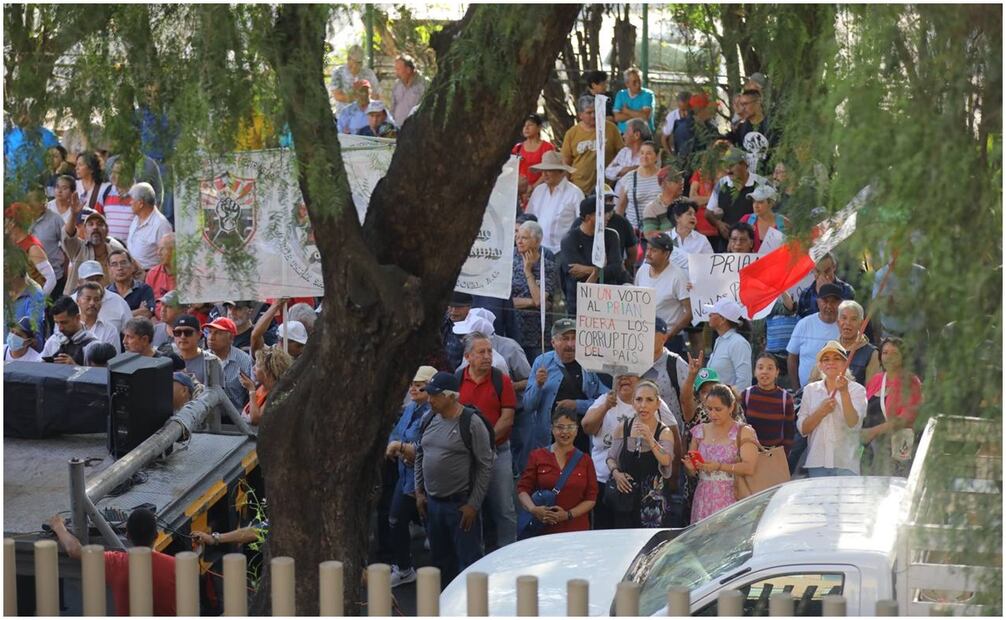 SME protesta en la sede nacional del PAN. Foto: Especial