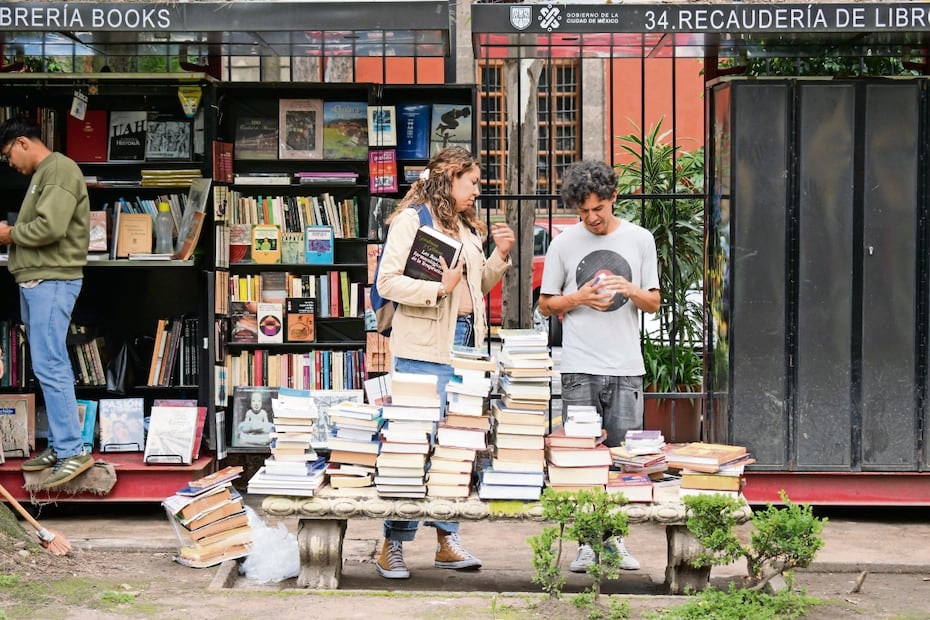 Entre los trabajos de rehabilitación se plantea el rediseño de los locales semifijos de las librerías. Foto: Santiago Cadena/EL UNIVERSAL