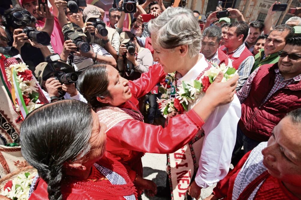 Del Mazo Maza recibe un chaleco bordado, una banda, un rosario de flores y el bastón de mando mazahua, que sólo se entrega a personas importantes. (JORGE ALVARADO. EL UNIVERSAL)