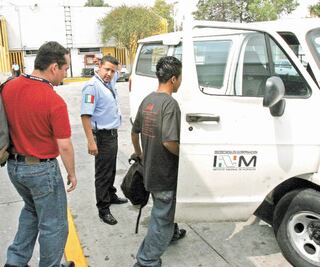 Migrantes. Chocan por apoyo legal a viajeros