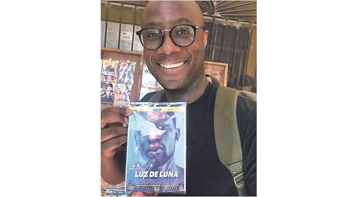 Felicidad. El cineasta mostró una copia pirata de la película con la portada en español (INSTAGRAM)