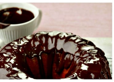 Pastel “Bundt” de limón con glaseado de chocolate y limón confitado