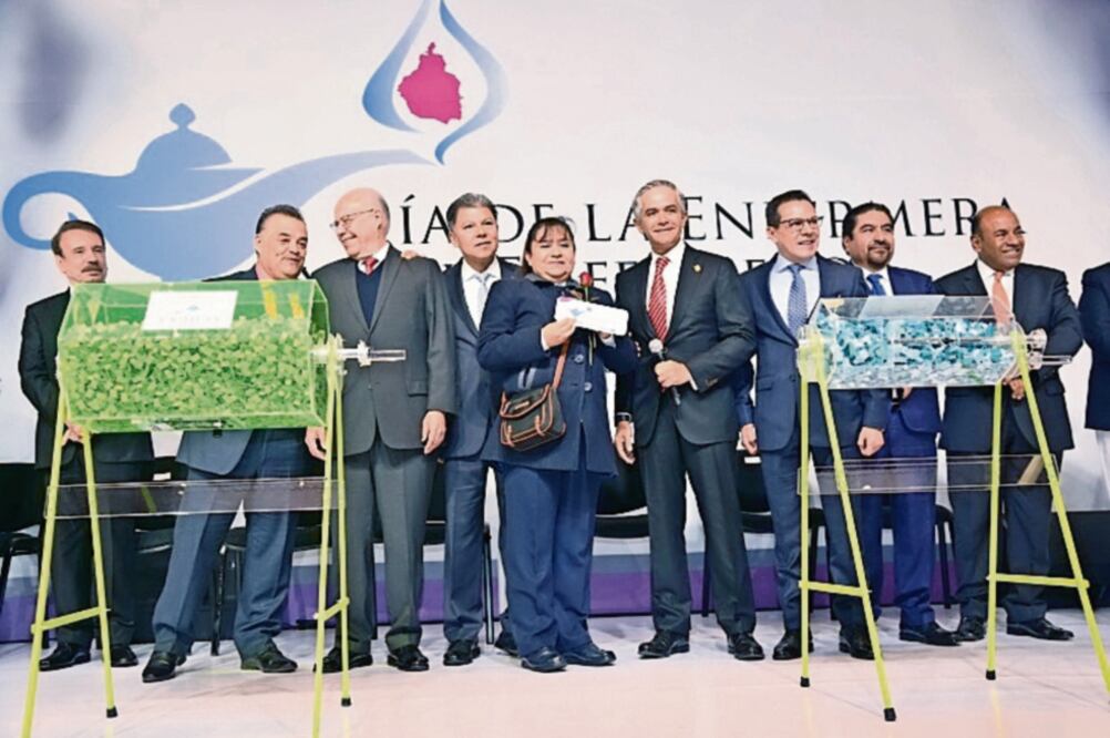 El festejo organizado por las autoridades capitalinas incluyó un desayuno para los trabajadores de la salud, el cual fue amenizado con música de mariachi (CORTESÍA)