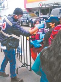 Dan cubrebocas en el transporte