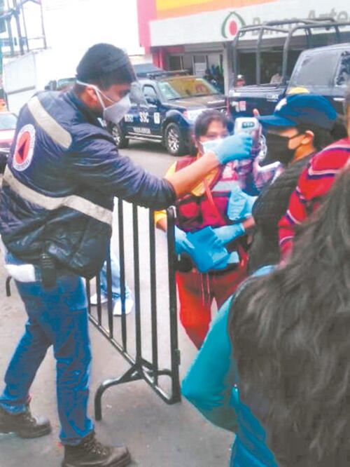 La alcaldía repartió cerca de 10 mil cubrebocas a los ciudadanos. Foto: ESPECIAL