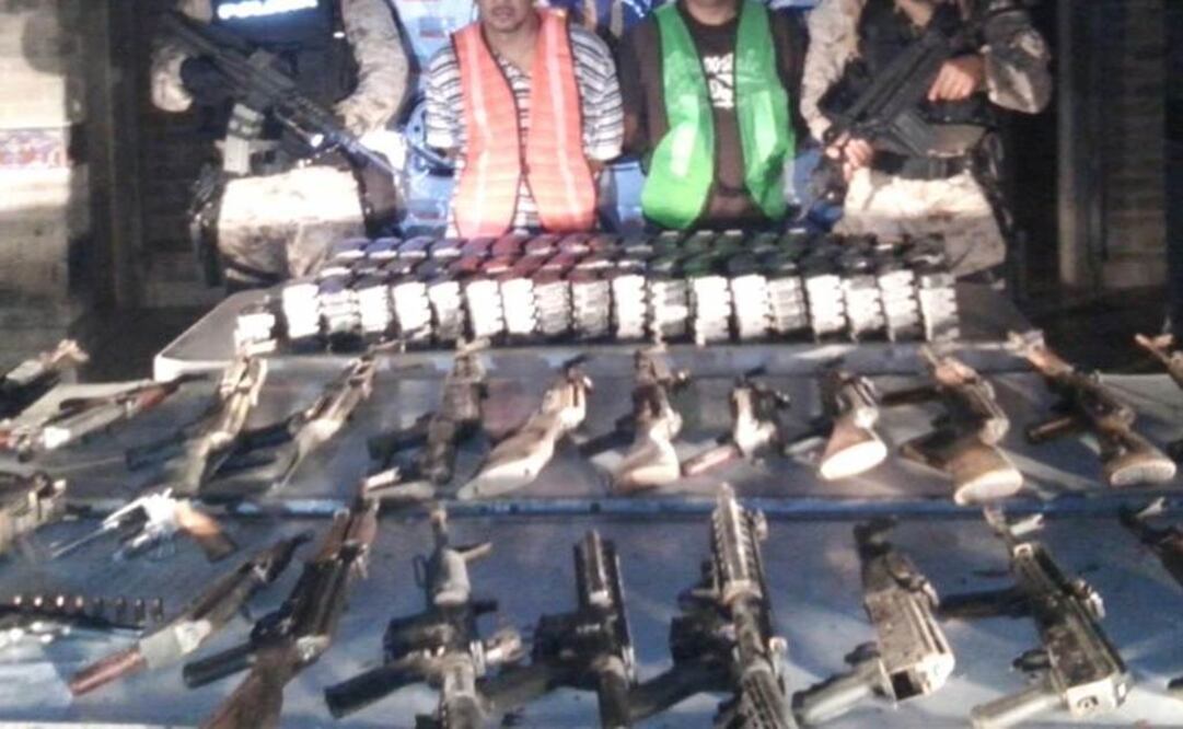 La mayoría de las 27 armas decomisadas son de uso exclusivo del Ejército (Foto: Especial)