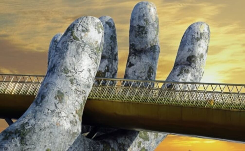 Conoce el puente de las manos gigantes en 7 datos