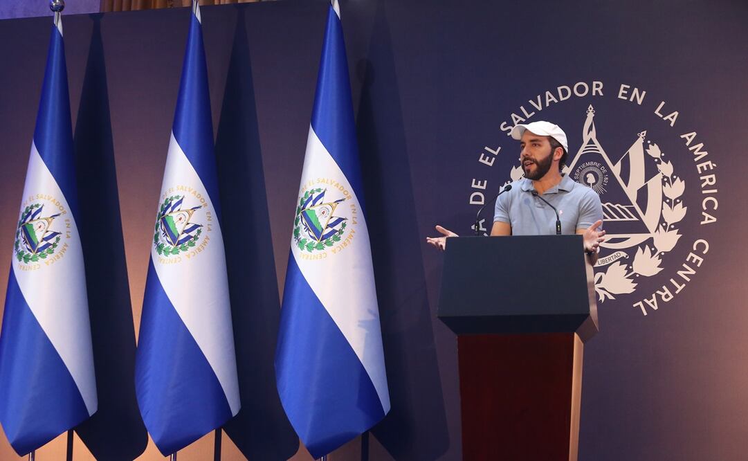 El presidente salvadoreño, Nayib Bukele, habla durante una conferencia de prensa, hoy en un hotel capitalino en San Salvador (El Salvador). Foto: EFE/Javier Aparicio