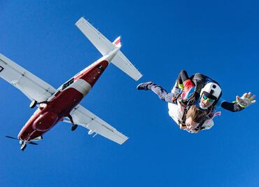¿Cuáles son los protocolos de seguridad para saltar de un paracaídas?