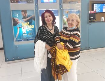 Abuelitas desafían al Covid-19 y acuden al cine