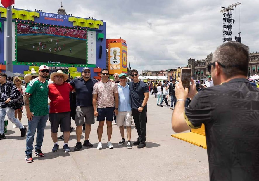 A pesar del fuerte rayo del sol, los fanáticos disfrutaban el encuentro deportivo. Foto: Hugo Salvador / EL UNIVERSAL