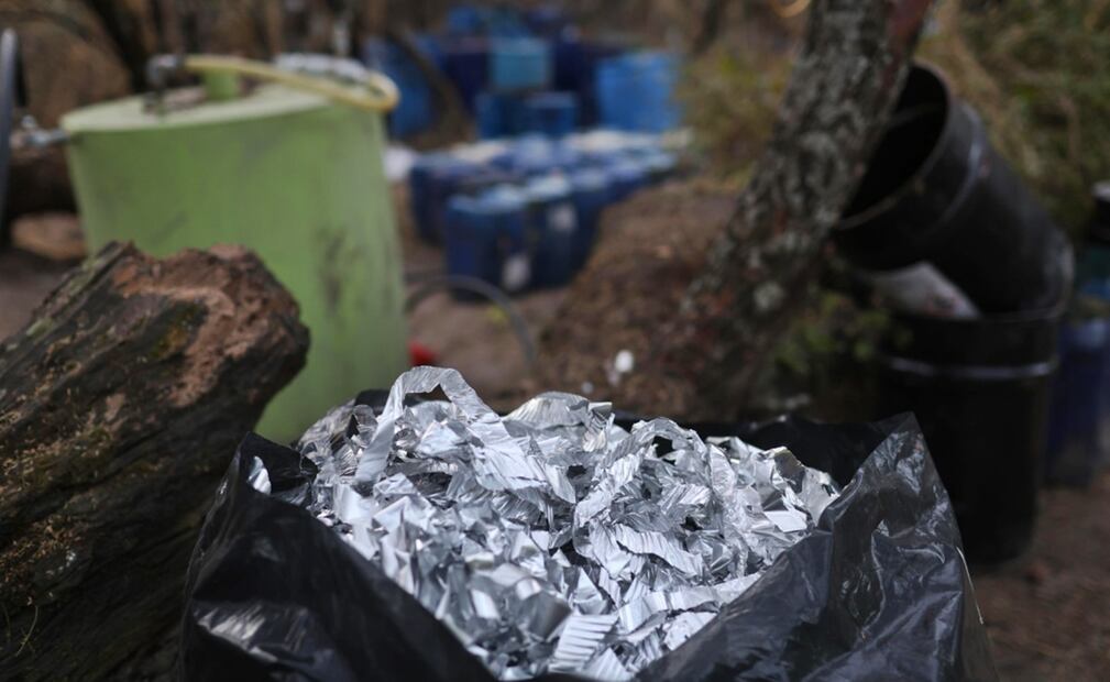 “En este laboratorio y con estos materiales, había material suficiente para elaborar seis millones de dosis , lo que significa que no van a ir a las calles”, aseguró el coronel Guillermo Robles Pérez, comandante del Segundo Regimiento Mecanizado. Foto: Diego Simón Sánchez/EL UNIVERSAL