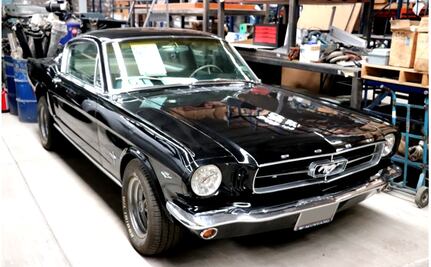 Destaca un Mustang 1965 en la novena subasta del Indep en Los Pinos