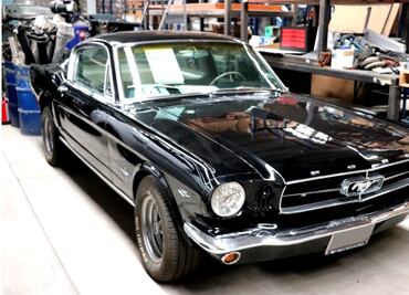 Destaca un Mustang 1965 en la novena subasta del Indep en Los Pinos