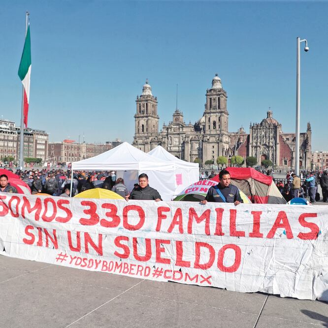 Integrantes del Sindicato de Bomberos instalaron un plantón en la Plaza de la Constitución de la Ciudad de México en demanda de salarios que afirman haber devengado desde octubre pasado y que el Gobierno capitalino no reconoce. DIEGO SIMÓN SÁNCHEZ.