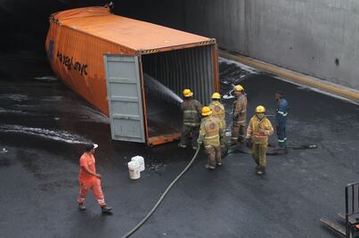 Tráiler choca con puente y derrama gasolina robada en Monterrey