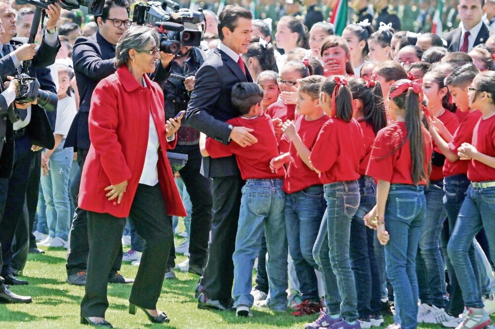 Al encabezar la ceremonia por el Día de la Bandera en el Campo Militar Marte, el presidente Enrique Peña Nieto atestiguó el abanderamiento a las escoltas del Colegio Militar (CARLOS MEJÍA. EL UNIVERSAL)