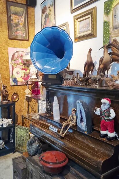 En la galería cercana a la Casa del Terror se pueden adquirir objetos antiguos de distintas épocas. Foto: Mario Trillo/ Cortesía.