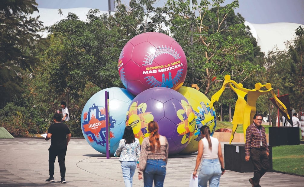 Los balones monumentales fueron colocados en La Minerva y Los Arcos de Zapopan, en Jalisco.