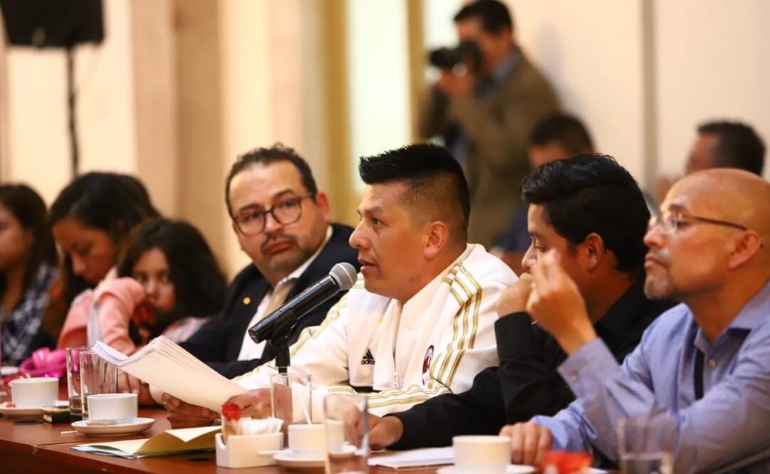 Reunión entre padres de familia de niños con cáncer con funcionarios de la Secretaría de Gobernación / Tomada de Twitter @Ricar_peralta 