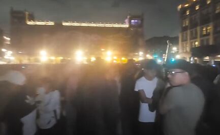 "No sabemos si las van a prender": Causa rechiflas retraso en encendido de luces por fiestas patrias del Zócalo