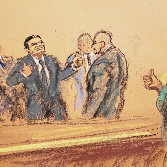 Tras escuchar el veredicto de culpabilidad en su contra, Joaquín El Chapo Guzmán volteó a ver a su esposa, Emma Coronel, y le dedicó una señal con los pulgares hacia arriba, que su mujer respondió con una mano. JANE ROSENBERG. REUTERS