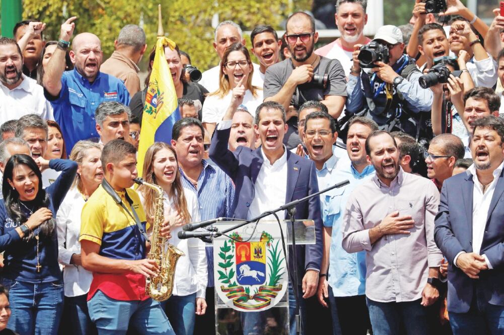 Juan Guaidó regresó ayer a Caracas tras viajar a Colombia, Brasil, Paraguay, Argentina y Ecuador, que lo reconocen como mandatario interino venezolano. Foto: CARLOS GARCÍA RAWLINS. REUTERS