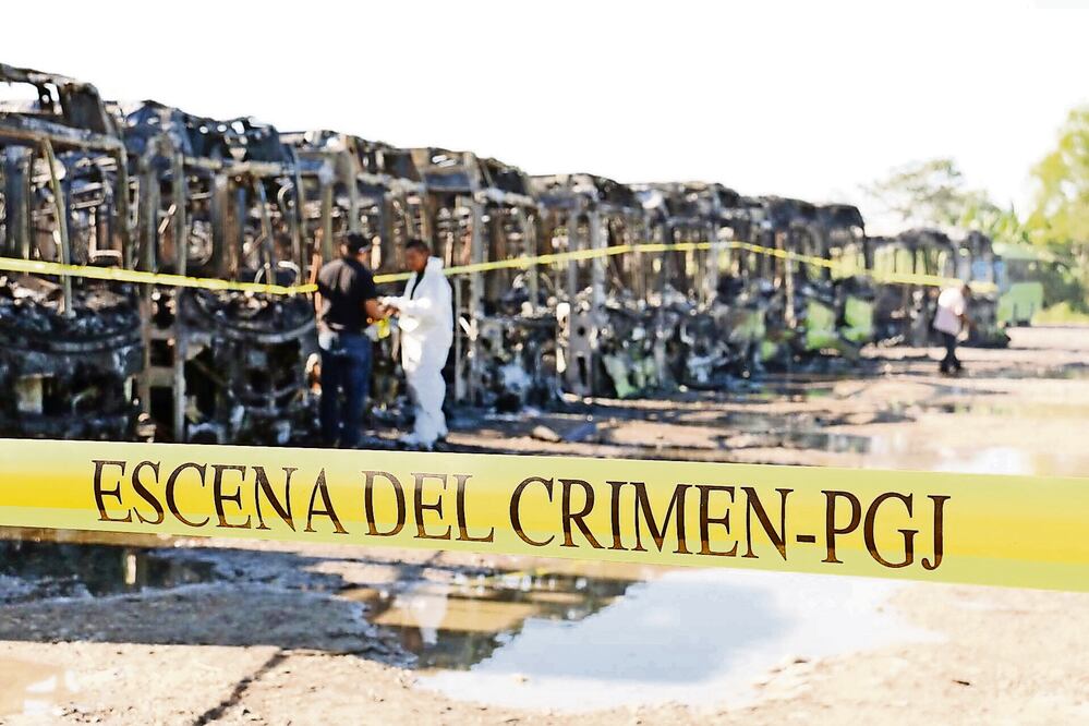 El estacionamiento donde fueron calcinados los autobuses sirve a dos empresas: TransBús, que fue la más perjudicada con 36 vehículos, y la Bicentenario, con 11; en ambas tiene participación el gobierno de la entidad (LUMA LÓPEZ. EL UNIVERSAL)