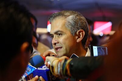 Mancera mantiene la mano alzada por candidatura presidencial 