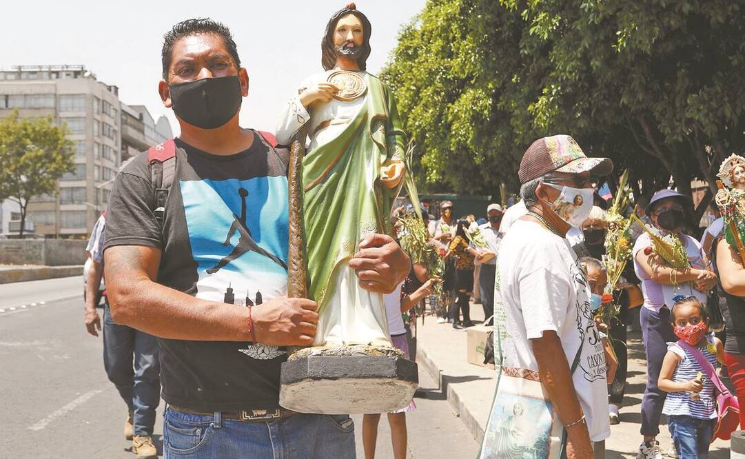Feligreses acudieron a la iglesia de San Hipólito para celebrar, como Fernando, el Domingo de Ramos. Foto: Carlos Mejía. EL UNIVERSAL