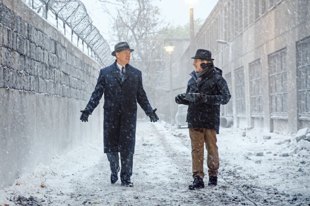 Donovan (Hanks) tiene que realizar la negociación que sus gobiernos no pueden para conseguir un intercambio (ESPECIAL)