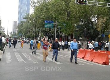 Marcha del SME llega a Sedesol; bloquean Paseo de la Reforma