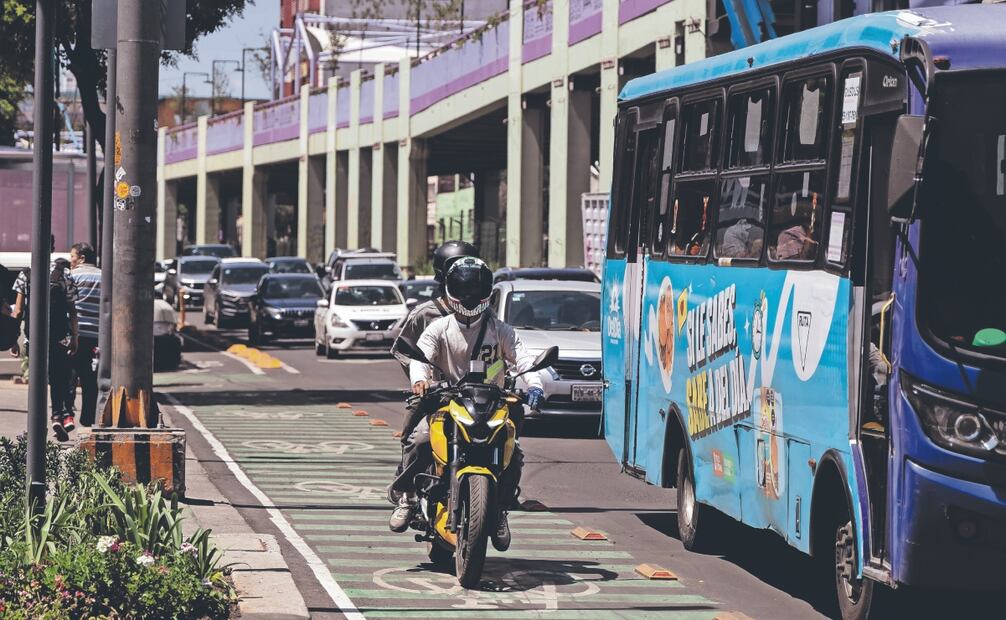 Motociclistas invaden constantemente la ciclovía de Calzada de Tlalpan desde su inauguración hace tres meses. Foto: Hugo Salvador/ EL UNIVERSAL