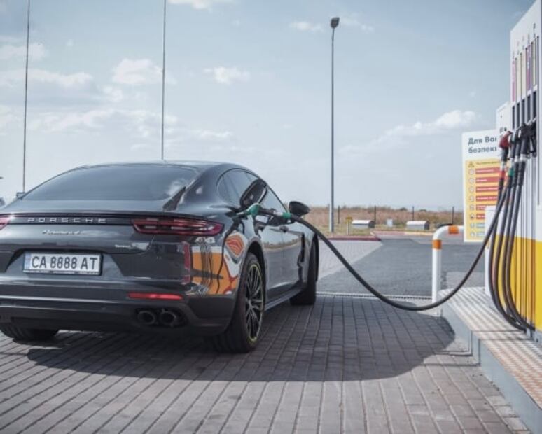 Fallas que causan olor a gasolina en un auto