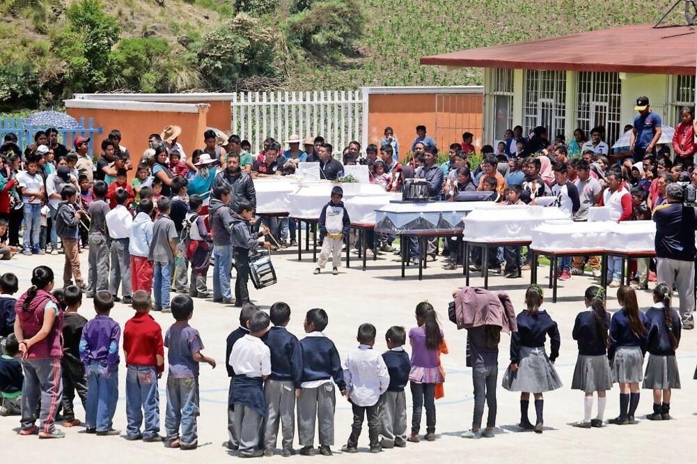 Los féretros de siete niños se colocaron en la explanada principal de la escuela Benito Juárez, donde los despidieron sus compañeros, padres y maestros (OMAR CONTRERAS. EL UNIVERSAL)