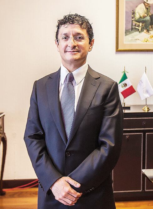 El titular de la SFP, Virgilio Andrade, firmó el acuerdo que también busca impulsar la transparencia en el país (ARCHIVO EL UNIVERSAL)