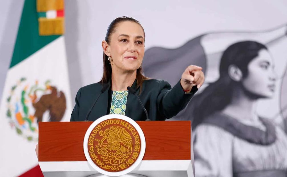 Luego de ser incluida entre las 67 personas más elegantes del mundo en 2025 por el New York Times, la presidenta de México, Claudia Sheinbaum Pardo, agradeció el reconocimiento, pero subrayó que el verdadero mérito es de las artesanas y costureras mexicanas que confeccionan las prendas que utiliza en actos oficiales, incluidos los vestidos que llevó durante el Sorteo del Mundial 2026. Foto: Diego Simón / EL UNIVERSAL