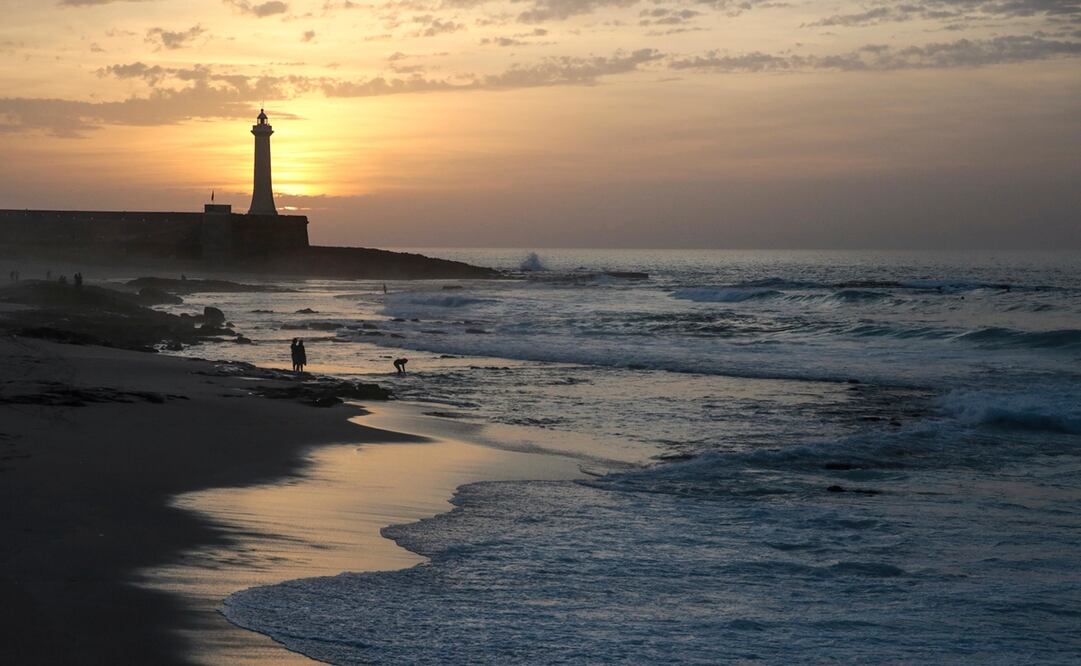 Imagen ilustrativa de bañistas en el océano Atlántico. Foto: AP, archivo
