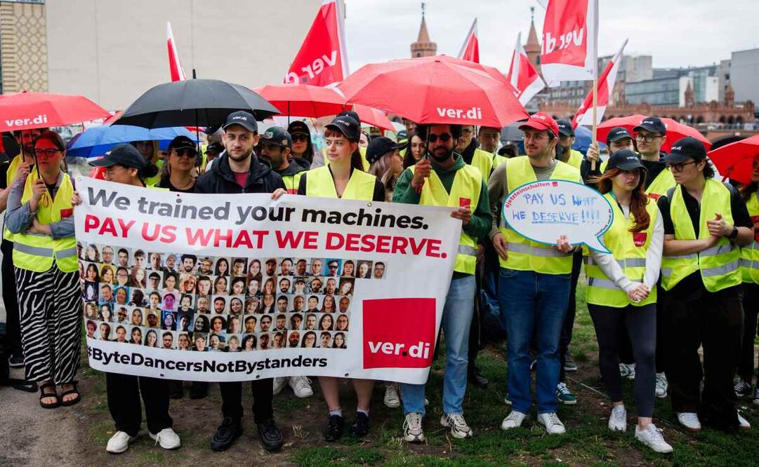 Empleados sostienen una pancarta con el lema «Hemos entrenado a sus máquinas. Páguennos lo que merecemos» durante una protesta en apoyo al sindicato Verdi contra los despidos en TikTok Alemania, en Berlín, Alemania, el 17 de julio de 2025. Foto: EFE